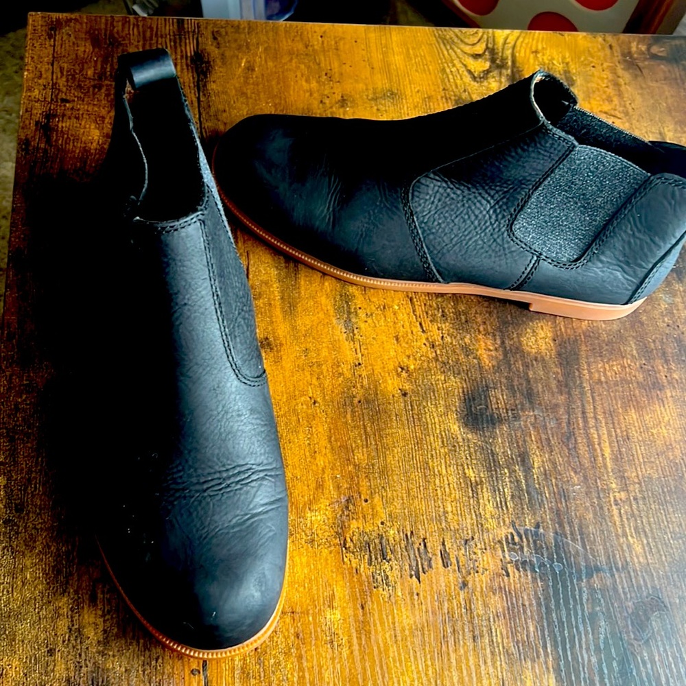 Black leather low top bootie